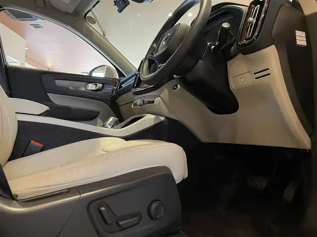 ボルボ ボルボ ＸＣ４０ アルティメット B4 AWD 道央・札幌 2022(令4)年 0.8万km ゴールド メタリックペイント/電動パノラマガラスサンルーフ/harman/kardonサラウンド/本革シート/シートヒーター/ステアリングヒーター/Googleナビ/360°カメラ/ACC/LKA/BLIS/CTA/パイロットアシスト/LEDヘッドライト/パワーテールゲート