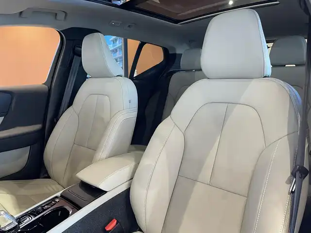 ボルボ ボルボ ＸＣ４０ アルティメット B4 AWD 道央・札幌 2022(令4)年 0.8万km ゴールド メタリックペイント/電動パノラマガラスサンルーフ/harman/kardonサラウンド/本革シート/シートヒーター/ステアリングヒーター/Googleナビ/360°カメラ/ACC/LKA/BLIS/CTA/パイロットアシスト/LEDヘッドライト/パワーテールゲート