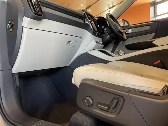 ボルボ ボルボ ＸＣ４０ アルティメット B4 AWD 道央・札幌 2022(令4)年 0.8万km ゴールド メタリックペイント/電動パノラマガラスサンルーフ/harman/kardonサラウンド/本革シート/シートヒーター/ステアリングヒーター/Googleナビ/360°カメラ/ACC/LKA/BLIS/CTA/パイロットアシスト/LEDヘッドライト/パワーテールゲート