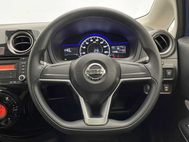 日産 ノート e－パワー X 宮崎県 2017(平29)年 4.8万km シャイニングブルー エマ―ジェンシーブレーキ/車線逸脱警報システム/純正オーディオ/AM/FM/CD/AUX/LEDヘッドライト/プッシュスタート/純正ドアバイザー/純正フロアマット/保証書