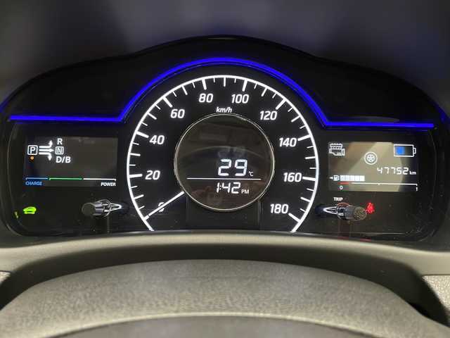 日産 ノート e－パワー X 宮崎県 2017(平29)年 4.8万km シャイニングブルー エマ―ジェンシーブレーキ/車線逸脱警報システム/純正オーディオ/AM/FM/CD/AUX/LEDヘッドライト/プッシュスタート/純正ドアバイザー/純正フロアマット/保証書