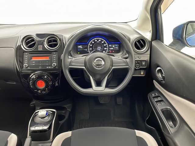 日産 ノート e－パワー X 宮崎県 2017(平29)年 4.8万km シャイニングブルー エマ―ジェンシーブレーキ/車線逸脱警報システム/純正オーディオ/AM/FM/CD/AUX/LEDヘッドライト/プッシュスタート/純正ドアバイザー/純正フロアマット/保証書