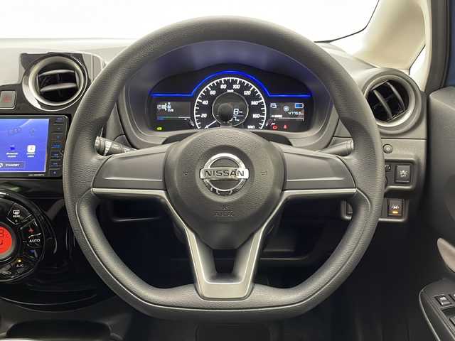 日産 ノート e－パワー X 宮崎県 2017(平29)年 4.8万km シャイニングブルー 禁煙車/エマージェンシーブレーキ/社外ナビTV/（MDV-D505BTW/CD/DVD/Bluetooth/フルセグTV)/純正LEDオートライト/純正フロアマット/レーンディパーチャーアラート/アイドリングストップ/オートエアコン/ウインカードアミラー/電動格納ミラー/リアプライバシーガラス/インテリジェントキー/プッシュエンジンスタート/新車時保証書/取扱い説明書