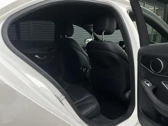メルセデス・ベンツ Ｃ２２０ｄ アバンギャルド　AMGライン 茨城県 2016(平28)年 5.3万km ダイヤモンドホワイト レザーエクスクルーシブＰＫＧ　/黒本革　/ＨＵＤ　/１９ｉｎＡＭＧマルチスポークＡＷ　/エアスカーフ　/シートヒーター　/Ｍ付ＰＷシート　/ＲＳＰ　/ＡＣＣ　/ＬＫＡ　/ＢＳＡ　/Ｂカメラ　/パークトロニック/ナビ　/ＴＶ　/ＢＴ　/ＬＥＤ　/ＥＴＣ/禁煙車