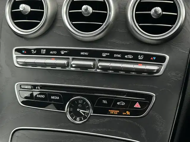 メルセデス・ベンツ Ｃ２２０ｄ アバンギャルド　AMGライン 茨城県 2016(平28)年 5.3万km ダイヤモンドホワイト レザーエクスクルーシブＰＫＧ　/黒本革　/ＨＵＤ　/１９ｉｎＡＭＧマルチスポークＡＷ　/エアスカーフ　/シートヒーター　/Ｍ付ＰＷシート　/ＲＳＰ　/ＡＣＣ　/ＬＫＡ　/ＢＳＡ　/Ｂカメラ　/パークトロニック/ナビ　/ＴＶ　/ＢＴ　/ＬＥＤ　/ＥＴＣ/禁煙車