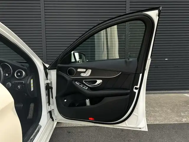 メルセデス・ベンツ Ｃ２２０ｄ アバンギャルド　AMGライン 茨城県 2016(平28)年 5.3万km ダイヤモンドホワイト レザーエクスクルーシブＰＫＧ　/黒本革　/ＨＵＤ　/１９ｉｎＡＭＧマルチスポークＡＷ　/エアスカーフ　/シートヒーター　/Ｍ付ＰＷシート　/ＲＳＰ　/ＡＣＣ　/ＬＫＡ　/ＢＳＡ　/Ｂカメラ　/パークトロニック/ナビ　/ＴＶ　/ＢＴ　/ＬＥＤ　/ＥＴＣ/禁煙車