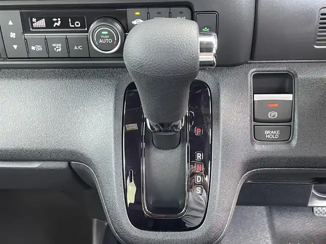 ホンダ Ｎ ＢＯＸ カスタム ターボ 滋賀県 2025(令7)年 0.1千km プラチナホワイトパール 届出済未使用車/純正８型ナビ/（BT/USB/フルセグ）/両側電動スライドドア/バックカメラ/シートヒーター/衝突被害軽減ブレーキ/レーダークルーズコントロール/レーンキープアシスト/クリアランスソナー/MT付AT/電動パーキング/オートホールド/プッシュスタート/スマートキー/ステアリングスイッチ
