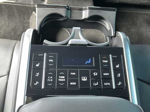 トヨタ クラウン ハイブリッド G－エグゼクティブ 大阪府 2022(令4)年 3.3万km プレシャスホワイトパール ナビ　全方位カメラ　デジタルインナーミラー　黒革シート　パワーシート　全席シートヒーター　前席シートクーラー　ハンドルヒーター　三眼ＬＥＤ　ＢＳＭ　ＨＵＤ　ＰＫＳＢ　前後ドラレコ　ＥＴＣ２．０