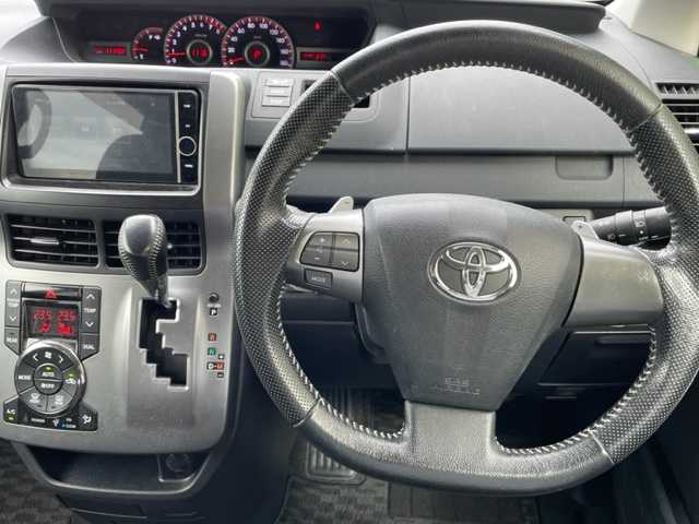 トヨタ ヴォクシー ZS 煌Ⅲ 茨城県 2013(平25)年 11.2万km ブラック 社外ナビ　/-BT/AM/FM/TV/ＥＴＣ　/バックカメラ　/両側パワースライドドア　/プッシュスタート　/オールオートパワーウィンドウ　/ウォークスルー　/ハーフレザーシート　/フォグライト　/純正アルミホイール　/純正フロアマット