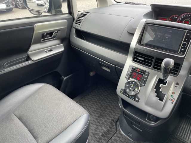 トヨタ ヴォクシー ZS 煌Ⅲ 茨城県 2013(平25)年 11.2万km ブラック 社外ナビ　/-BT/AM/FM/TV/ＥＴＣ　/バックカメラ　/両側パワースライドドア　/プッシュスタート　/オールオートパワーウィンドウ　/ウォークスルー　/ハーフレザーシート　/フォグライト　/純正アルミホイール　/純正フロアマット