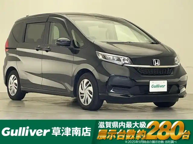 ホンダ フリード G 滋賀県 2023(令5)年 2.3万km クリスタルブラックパール 純正7インチナビ/【Bluetooth/CD/DVD/フルセグTV】/両側パワースライドドア/バックカメラ/追従クルーズコントロール/レーンキープアシスト/衝突軽減ブレーキ/リアソナー/LEDヘッドライト/オートライト/ビルトインETC/前方ドライブレコーダー/D/Nシートヒーター/純正フロアマット/ドアバイザー/後席ロールサンシェード/プッシュスタート/スマートキー/ステアリングリモコン