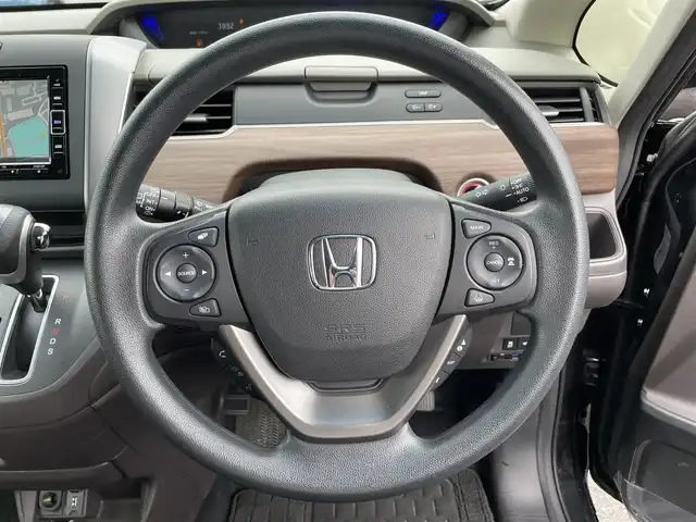 ホンダ フリード G 滋賀県 2023(令5)年 2.3万km クリスタルブラックパール 純正7インチナビ/【Bluetooth/CD/DVD/フルセグTV】/両側パワースライドドア/バックカメラ/追従クルーズコントロール/レーンキープアシスト/衝突軽減ブレーキ/リアソナー/LEDヘッドライト/オートライト/ビルトインETC/前方ドライブレコーダー/D/Nシートヒーター/純正フロアマット/ドアバイザー/後席ロールサンシェード/プッシュスタート/スマートキー/ステアリングリモコン