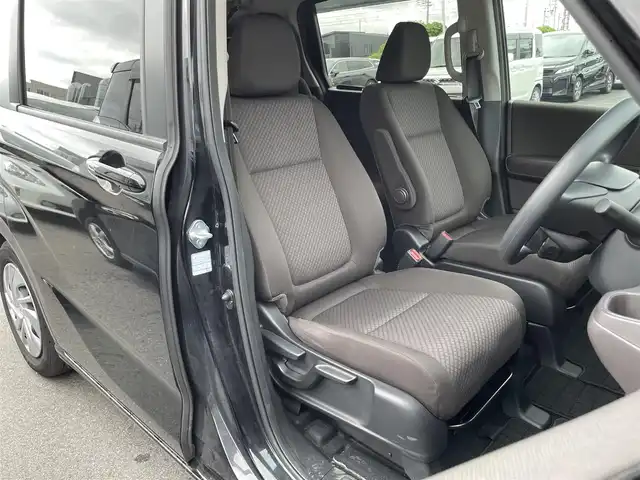 ホンダ フリード G 滋賀県 2023(令5)年 2.3万km クリスタルブラックパール 純正7インチナビ/【Bluetooth/CD/DVD/フルセグTV】/両側パワースライドドア/バックカメラ/追従クルーズコントロール/レーンキープアシスト/衝突軽減ブレーキ/リアソナー/LEDヘッドライト/オートライト/ビルトインETC/前方ドライブレコーダー/D/Nシートヒーター/純正フロアマット/ドアバイザー/後席ロールサンシェード/プッシュスタート/スマートキー/ステアリングリモコン