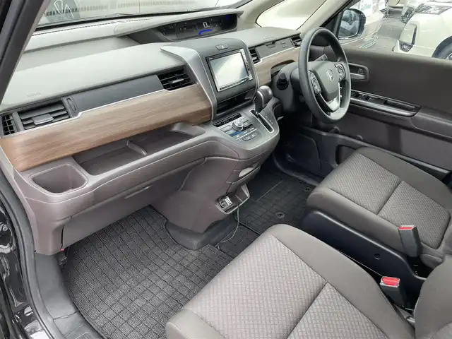 ホンダ フリード G 滋賀県 2023(令5)年 2.3万km クリスタルブラックパール 純正7インチナビ/【Bluetooth/CD/DVD/フルセグTV】/両側パワースライドドア/バックカメラ/追従クルーズコントロール/レーンキープアシスト/衝突軽減ブレーキ/リアソナー/LEDヘッドライト/オートライト/ビルトインETC/前方ドライブレコーダー/D/Nシートヒーター/純正フロアマット/ドアバイザー/後席ロールサンシェード/プッシュスタート/スマートキー/ステアリングリモコン