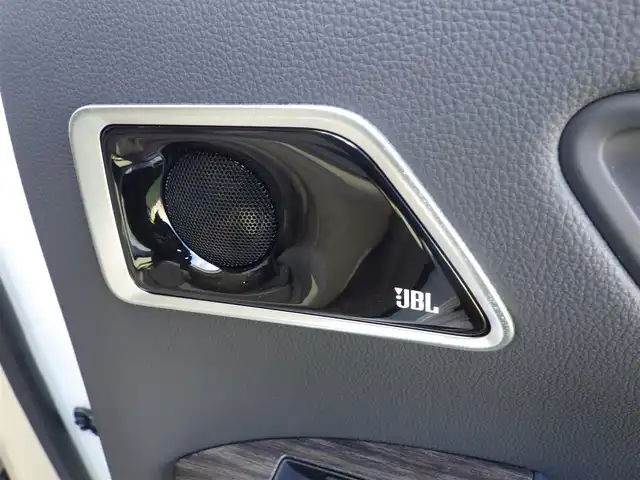 トヨタ ランドクルーザー ZX 千葉県 2024(令6)年 0.6万km プレシャスホワイトパール Toyota Safety Sense/・プリクラッシュセーフティ/・レーンディパーチャーアラート/・アダプティブハイビームシステム/・ブラインドスポットモニター/・RCTA（リヤクロストラフィックアラート）/・パーキングサポートブレーキ/ハンズフリーパワーバックドア/マルチテレインセレクト/モデリスタエアロ（フロント、リアアンダー）/モデリスタフェンダーガーニッシュ/ムーンルーフ/ベージュレザーシート/前席パワーシート/エアシート/シートヒーター/リア電動リクライニングシート/クールボックス/純正コネクティッドナビ/地デジTV/【Bluetooth接続】/パノラミックビューモニター/リバース連動ドアミラー（左/右）/リアシートエンターテイメントシステム/ヘッドアップディスプレイ/コンビハンドル/ステアリングスイッチ/ステアリングヒーター/ETC（2.0）/LEDヘッドライト/ウインカーミラー/クリアランスソナー/純正20インチアルミホイル/サイド/カーテン/ニーエアバッグ/スマートキー