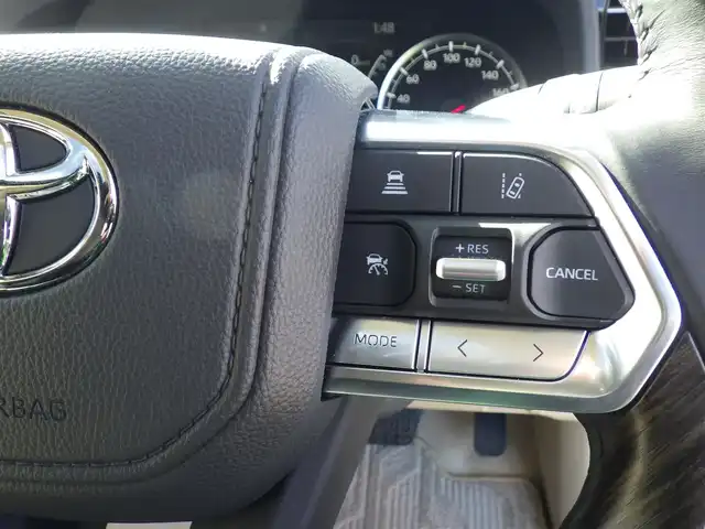 トヨタ ランドクルーザー ZX 千葉県 2024(令6)年 0.6万km プレシャスホワイトパール Toyota Safety Sense/・プリクラッシュセーフティ/・レーンディパーチャーアラート/・アダプティブハイビームシステム/・ブラインドスポットモニター/・RCTA（リヤクロストラフィックアラート）/・パーキングサポートブレーキ/ハンズフリーパワーバックドア/マルチテレインセレクト/モデリスタエアロ（フロント、リアアンダー）/モデリスタフェンダーガーニッシュ/ムーンルーフ/ベージュレザーシート/前席パワーシート/エアシート/シートヒーター/リア電動リクライニングシート/クールボックス/純正コネクティッドナビ/地デジTV/【Bluetooth接続】/パノラミックビューモニター/リバース連動ドアミラー（左/右）/リアシートエンターテイメントシステム/ヘッドアップディスプレイ/コンビハンドル/ステアリングスイッチ/ステアリングヒーター/ETC（2.0）/LEDヘッドライト/ウインカーミラー/クリアランスソナー/純正20インチアルミホイル/サイド/カーテン/ニーエアバッグ/スマートキー