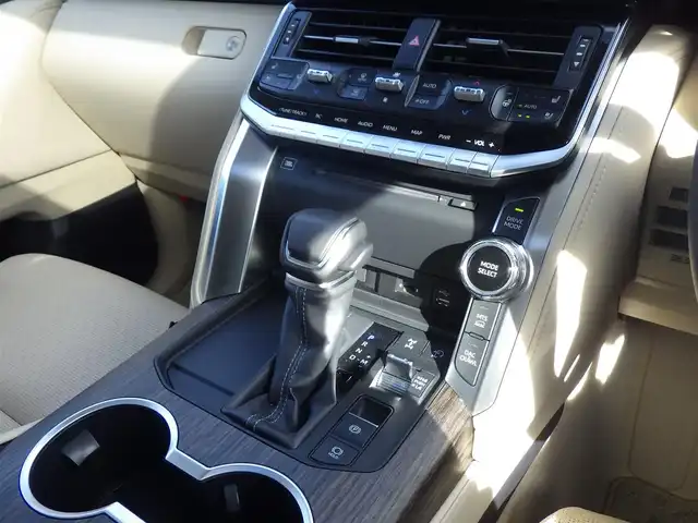 トヨタ ランドクルーザー ZX 千葉県 2024(令6)年 0.6万km プレシャスホワイトパール Toyota Safety Sense/・プリクラッシュセーフティ/・レーンディパーチャーアラート/・アダプティブハイビームシステム/・ブラインドスポットモニター/・RCTA（リヤクロストラフィックアラート）/・パーキングサポートブレーキ/ハンズフリーパワーバックドア/マルチテレインセレクト/モデリスタエアロ（フロント、リアアンダー）/モデリスタフェンダーガーニッシュ/ムーンルーフ/ベージュレザーシート/前席パワーシート/エアシート/シートヒーター/リア電動リクライニングシート/クールボックス/純正コネクティッドナビ/地デジTV/【Bluetooth接続】/パノラミックビューモニター/リバース連動ドアミラー（左/右）/リアシートエンターテイメントシステム/ヘッドアップディスプレイ/コンビハンドル/ステアリングスイッチ/ステアリングヒーター/ETC（2.0）/LEDヘッドライト/ウインカーミラー/クリアランスソナー/純正20インチアルミホイル/サイド/カーテン/ニーエアバッグ/スマートキー