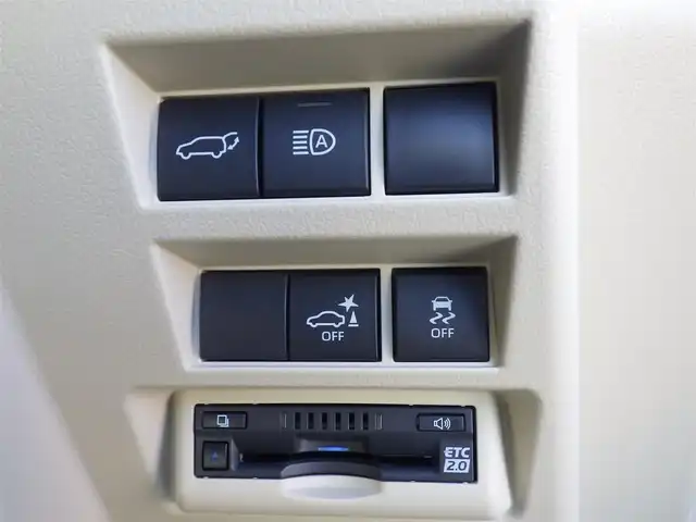 トヨタ ランドクルーザー ZX 千葉県 2024(令6)年 0.6万km プレシャスホワイトパール Toyota Safety Sense/・プリクラッシュセーフティ/・レーンディパーチャーアラート/・アダプティブハイビームシステム/・ブラインドスポットモニター/・RCTA（リヤクロストラフィックアラート）/・パーキングサポートブレーキ/ハンズフリーパワーバックドア/マルチテレインセレクト/モデリスタエアロ（フロント、リアアンダー）/モデリスタフェンダーガーニッシュ/ムーンルーフ/ベージュレザーシート/前席パワーシート/エアシート/シートヒーター/リア電動リクライニングシート/クールボックス/純正コネクティッドナビ/地デジTV/【Bluetooth接続】/パノラミックビューモニター/リバース連動ドアミラー（左/右）/リアシートエンターテイメントシステム/ヘッドアップディスプレイ/コンビハンドル/ステアリングスイッチ/ステアリングヒーター/ETC（2.0）/LEDヘッドライト/ウインカーミラー/クリアランスソナー/純正20インチアルミホイル/サイド/カーテン/ニーエアバッグ/スマートキー