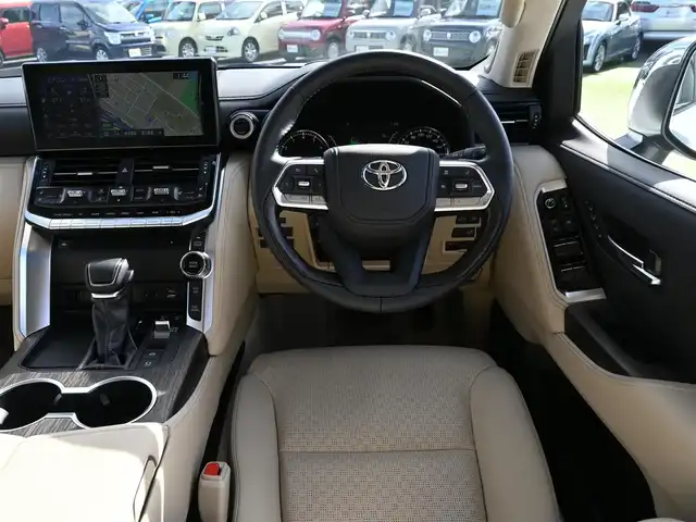 トヨタ ランドクルーザー ZX 千葉県 2024(令6)年 0.6万km プレシャスホワイトパール Toyota Safety Sense/・プリクラッシュセーフティ/・レーンディパーチャーアラート/・アダプティブハイビームシステム/・ブラインドスポットモニター/・RCTA（リヤクロストラフィックアラート）/・パーキングサポートブレーキ/ハンズフリーパワーバックドア/マルチテレインセレクト/モデリスタエアロ（フロント、リアアンダー）/モデリスタフェンダーガーニッシュ/ムーンルーフ/ベージュレザーシート/前席パワーシート/エアシート/シートヒーター/リア電動リクライニングシート/クールボックス/純正コネクティッドナビ/地デジTV/【Bluetooth接続】/パノラミックビューモニター/リバース連動ドアミラー（左/右）/リアシートエンターテイメントシステム/ヘッドアップディスプレイ/コンビハンドル/ステアリングスイッチ/ステアリングヒーター/ETC（2.0）/LEDヘッドライト/ウインカーミラー/クリアランスソナー/純正20インチアルミホイル/サイド/カーテン/ニーエアバッグ/スマートキー