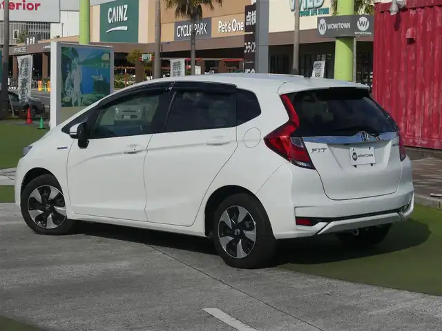 ホンダ フィット ハイブリット L ホンダセンシング 千葉県 2018(平30)年 1.9万km プラチナホワイトパール ホンダセンシング/・衝突軽減ブレーキ（CMBS）/・車線維持支援システム（LKAS）/・アダプティブクルーズコントロール（ACC）/・後方誤発進抑制機能/・誤発進抑制機能/ハーフレザーシート/純正メモリーナビ/地デジTV/【DVD/CD再生機能　Bluetooth接続】/バックカメラ/革巻きステアリング/ETC/LEDヘッドライト/フォグライト/ウインカーミラー/サイド/カーテンエアバッグ/Honda スマートキー