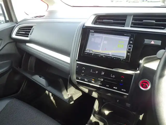 ホンダ フィット ハイブリット L ホンダセンシング 千葉県 2018(平30)年 1.9万km プラチナホワイトパール ホンダセンシング/・衝突軽減ブレーキ（CMBS）/・車線維持支援システム（LKAS）/・アダプティブクルーズコントロール（ACC）/・後方誤発進抑制機能/・誤発進抑制機能/ハーフレザーシート/純正メモリーナビ/地デジTV/【DVD/CD再生機能　Bluetooth接続】/バックカメラ/革巻きステアリング/ETC/LEDヘッドライト/フォグライト/ウインカーミラー/サイド/カーテンエアバッグ/Honda スマートキー