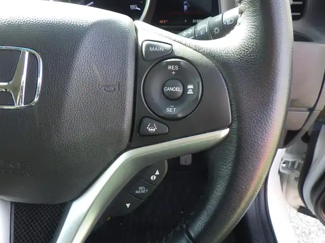 ホンダ フィット ハイブリット L ホンダセンシング 千葉県 2018(平30)年 1.9万km プラチナホワイトパール ホンダセンシング/・衝突軽減ブレーキ（CMBS）/・車線維持支援システム（LKAS）/・アダプティブクルーズコントロール（ACC）/・後方誤発進抑制機能/・誤発進抑制機能/ハーフレザーシート/純正メモリーナビ/地デジTV/【DVD/CD再生機能　Bluetooth接続】/バックカメラ/革巻きステアリング/ETC/LEDヘッドライト/フォグライト/ウインカーミラー/サイド/カーテンエアバッグ/Honda スマートキー