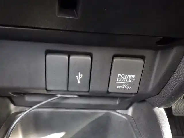 ホンダ フィット ハイブリット L ホンダセンシング 千葉県 2018(平30)年 1.9万km プラチナホワイトパール ホンダセンシング/・衝突軽減ブレーキ（CMBS）/・車線維持支援システム（LKAS）/・アダプティブクルーズコントロール（ACC）/・後方誤発進抑制機能/・誤発進抑制機能/ハーフレザーシート/純正メモリーナビ/地デジTV/【DVD/CD再生機能　Bluetooth接続】/バックカメラ/革巻きステアリング/ETC/LEDヘッドライト/フォグライト/ウインカーミラー/サイド/カーテンエアバッグ/Honda スマートキー