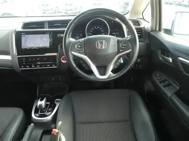 ホンダ フィット ハイブリット L ホンダセンシング 千葉県 2018(平30)年 1.9万km プラチナホワイトパール ホンダセンシング/・衝突軽減ブレーキ（CMBS）/・車線維持支援システム（LKAS）/・アダプティブクルーズコントロール（ACC）/・後方誤発進抑制機能/・誤発進抑制機能/ハーフレザーシート/純正メモリーナビ/地デジTV/【DVD/CD再生機能　Bluetooth接続】/バックカメラ/革巻きステアリング/ETC/LEDヘッドライト/フォグライト/ウインカーミラー/サイド/カーテンエアバッグ/Honda スマートキー