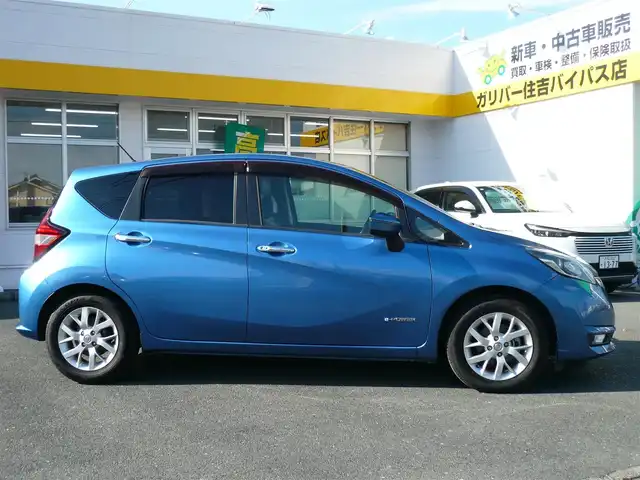 日産 ノート e－パワー メダリスト 静岡県 2017(平29)年 3万km シャイニングブルー ワンオーナー /禁煙車/純正SDナビ：MM317D-W/(CD/DVD/SD/BT/フルセグTV/)/ナビ連動前方ドライブレコーダー/デジタルインナーミラー/合皮コンビシート/インテリジェントアラウンドビューモニターセット/・踏み間違い衝突防止アシスト/・フロントバックソナー/・インテリジェントアラウンドヴューモニター/・スマートルームミラー/日産正規ディーラー点検記録簿有り/R7/R6/R5/R4/R2/H30//インテリジェントエマージェンシーブレーキ/車線逸脱警報　インテリジェントクルーズコントロール/車線逸脱防止支援システム/ETC/プッシュスタート　スマートキー/純正フロアマット　ドアバイザー/保証書　取扱説明書　スペアキー1本