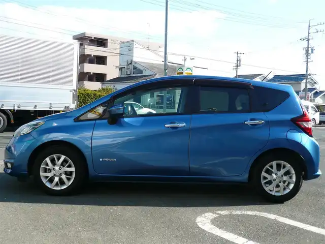 日産 ノート e－パワー メダリスト 静岡県 2017(平29)年 3万km シャイニングブルー ワンオーナー /禁煙車/純正SDナビ：MM317D-W/(CD/DVD/SD/BT/フルセグTV/)/ナビ連動前方ドライブレコーダー/デジタルインナーミラー/合皮コンビシート/インテリジェントアラウンドビューモニターセット/・踏み間違い衝突防止アシスト/・フロントバックソナー/・インテリジェントアラウンドヴューモニター/・スマートルームミラー/日産正規ディーラー点検記録簿有り/R7/R6/R5/R4/R2/H30//インテリジェントエマージェンシーブレーキ/車線逸脱警報　インテリジェントクルーズコントロール/車線逸脱防止支援システム/ETC/プッシュスタート　スマートキー/純正フロアマット　ドアバイザー/保証書　取扱説明書　スペアキー1本