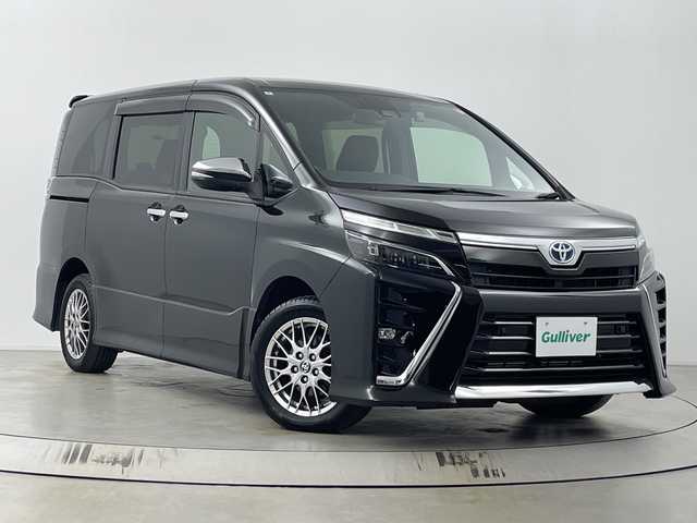 トヨタ ヴォクシー ハイブリッド ZS 煌Ⅱ 埼玉県 2020(令2)年 2.9万km イナズマスパーキングブラックガラスフレーク 純正9インチナビ　NSZT-Y68T/(Bluetooth/CD/DVD/AM/FM)/地デジフルセグ/バックカメラ/前後ドライブレコーダー/ETC/クルーズコントロール/衝突軽減ブレーキ/車線逸脱警報/クリアランスソナー/オートマチックハイビーム/先行車発進お知らせ機能/ドライブモードセレクト/運転席・助手席シートヒーター/プッシュスタート/ステアリングリモコン/両側パワースライドドア/ロールサンシェード/フロントフォグランプ/ウィンカーミラー/電動格納ミラー/社外フロアマット/純正ドアバイザー/純正16インチアルミホイール