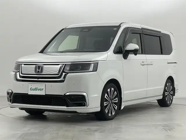 ホンダ ステップワゴン スパーダ eHEV プレミアムライン 群馬県 2023(令5)年 1.8万km プラチナホワイトパール フロントグリル/フォグライトガーニッシュ/マッドガード/＝＝＝＝＝/純正11.4インチHondaCONNECTナビ/・AM/FM/CD/DVD/SD/USB/MusicRack/Bluetooth/HDMI/AppleCarPlay/AndroidAuto/純正10.1インチフリップダウンモニター/マルチビューカメラシステム/ホンダセンシング(安全運転支援システム)/・衝突軽減ブレーキ/近距衝突軽減ブレ-キ/・誤発進抑制機能/後方誤発進抑制機能/・歩行者事故低減ステアリング/・車線維持支援システム/路外逸脱抑制機能/・渋滞追従機能付アダプティブクルーズコントロール/・トラフィックジャムアシスト/先行車発進お知らせ機能/・標識認識機能/・オートハイヒビーム/アダプティプドライビングビーム/ブラインドスポットインフォメーション/両側パワースライドドア/パワーバックドア/シートヒーター(前席/2列目)/LEDヘッドランプ(オートレベリング)/LEDフォグランプ