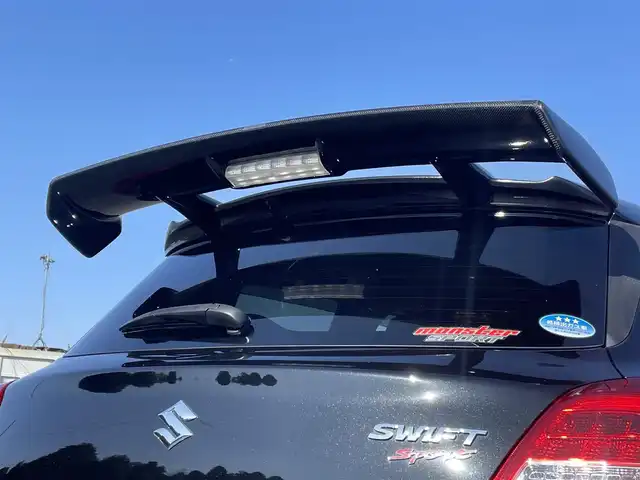 スズキ スイフト スポーツ 千葉県 2019(令1)年 1.3万km スーパーブラックパール ワンオーナー/HKSフラッシュエディター/HKSエアクリーナー＆ブローオフバルブ/モンスターカーボンウイング/モンスターマフラー/モンスターLSD/オイルキャッチタンク/純正8型SDナビ/フルセグTV（CN-RZ843）/前後ドラレコ/純正ビルトインETC/レーダークルーズコントロール/衝突軽減ブレーキ/レーンキープアシスト
