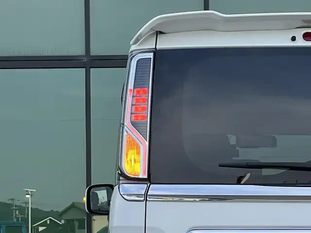 スズキ スペーシア カスタム HYBRID XS ターボ 香川県 2019(令1)年 5.6万km ピュアホワイトP 登録時走行距離：55501km/カロッツェリアナビ/　CD DVD BT　フルセグTV/バックカメラ/両側パワースライドドア/衝突被害軽減装置/レーンキープアシスト/クルーズコントロール/クリアランスソナー/横滑り防止装置/アイドリングストップ/ETC/ドライブレコーダー/ハーフレザーシート/シートヒーター/サンシェード/サーキュレータ/革巻きステアリング/スラアリングリモコン/パドルシフト/プッシュスタート/スマートキー