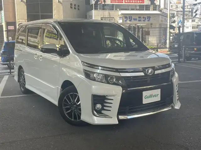トヨタ ヴォクシー ZS 大阪府 2014(平26)年 7.1万km ホワイトパールクリスタルシャイン トヨタ純正メモリナビ/・Bluetooth/・バックカメラ/・フルセグTV/・CD・DVD/フリップダウンモニター/トヨタ純正16インチアルミホイール/両側パワースライドドア/LEDヘッドライト/トヨタ純正フロアマット/ビルトインETC/ワンオーナー/新車保証書/取扱説明書
