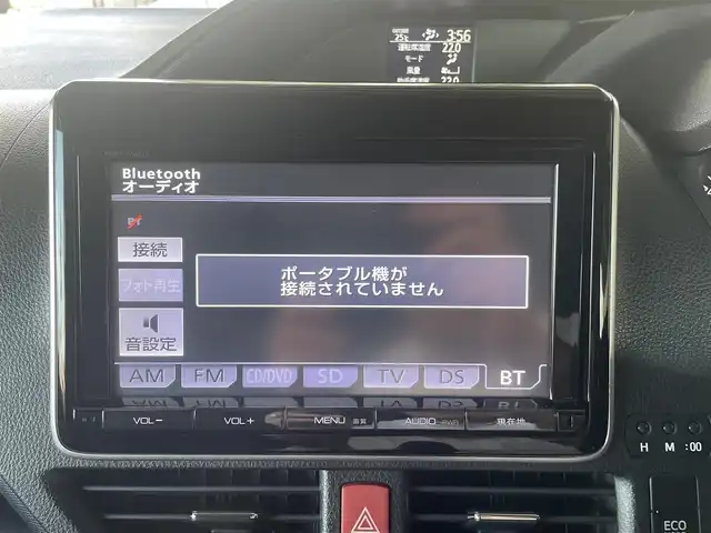 トヨタ ヴォクシー ZS 大阪府 2014(平26)年 7.1万km ホワイトパールクリスタルシャイン トヨタ純正メモリナビ/・Bluetooth/・バックカメラ/・フルセグTV/・CD・DVD/フリップダウンモニター/トヨタ純正16インチアルミホイール/両側パワースライドドア/LEDヘッドライト/トヨタ純正フロアマット/ビルトインETC/ワンオーナー/新車保証書/取扱説明書