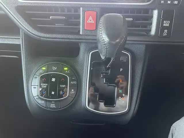 トヨタ ヴォクシー ZS 大阪府 2014(平26)年 7.1万km ホワイトパールクリスタルシャイン トヨタ純正メモリナビ/・Bluetooth/・バックカメラ/・フルセグTV/・CD・DVD/フリップダウンモニター/トヨタ純正16インチアルミホイール/両側パワースライドドア/LEDヘッドライト/トヨタ純正フロアマット/ビルトインETC/ワンオーナー/新車保証書/取扱説明書