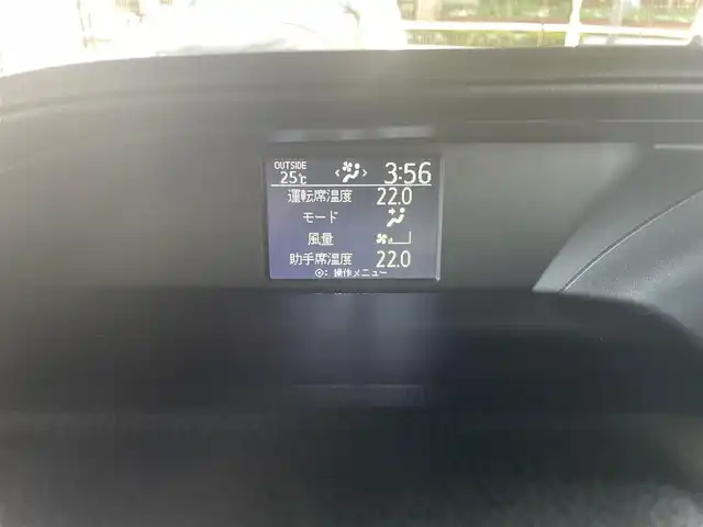 トヨタ ヴォクシー ZS 大阪府 2014(平26)年 7.1万km ホワイトパールクリスタルシャイン トヨタ純正メモリナビ/・Bluetooth/・バックカメラ/・フルセグTV/・CD・DVD/フリップダウンモニター/トヨタ純正16インチアルミホイール/両側パワースライドドア/LEDヘッドライト/トヨタ純正フロアマット/ビルトインETC/ワンオーナー/新車保証書/取扱説明書