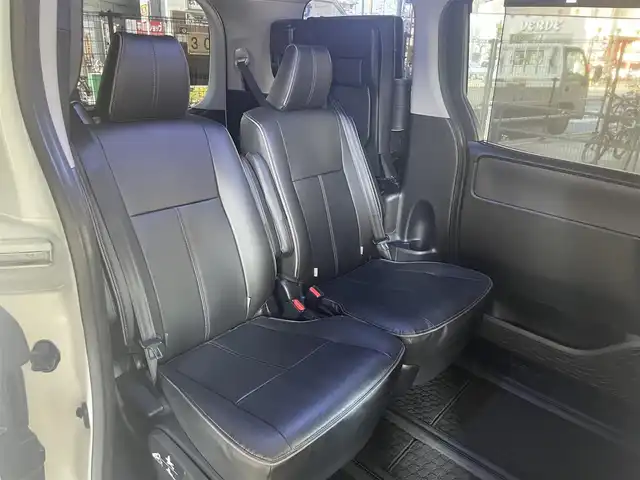 トヨタ ヴォクシー ZS 大阪府 2014(平26)年 7.1万km ホワイトパールクリスタルシャイン トヨタ純正メモリナビ/・Bluetooth/・バックカメラ/・フルセグTV/・CD・DVD/フリップダウンモニター/トヨタ純正16インチアルミホイール/両側パワースライドドア/LEDヘッドライト/トヨタ純正フロアマット/ビルトインETC/ワンオーナー/新車保証書/取扱説明書