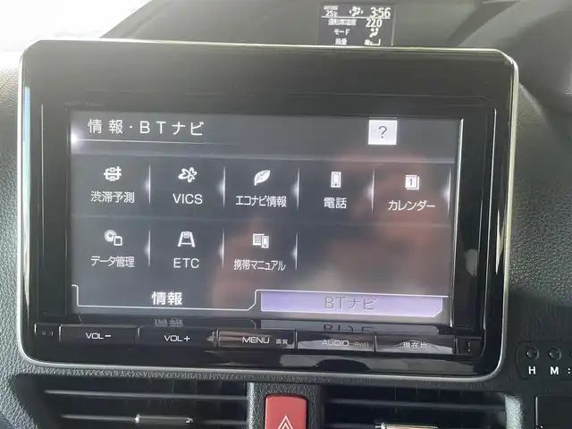 トヨタ ヴォクシー ZS 大阪府 2014(平26)年 7.1万km ホワイトパールクリスタルシャイン トヨタ純正メモリナビ/・Bluetooth/・バックカメラ/・フルセグTV/・CD・DVD/フリップダウンモニター/トヨタ純正16インチアルミホイール/両側パワースライドドア/LEDヘッドライト/トヨタ純正フロアマット/ビルトインETC/ワンオーナー/新車保証書/取扱説明書