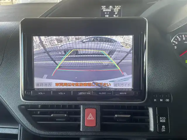 トヨタ ヴォクシー ZS 大阪府 2014(平26)年 7.1万km ホワイトパールクリスタルシャイン トヨタ純正メモリナビ/・Bluetooth/・バックカメラ/・フルセグTV/・CD・DVD/フリップダウンモニター/トヨタ純正16インチアルミホイール/両側パワースライドドア/LEDヘッドライト/トヨタ純正フロアマット/ビルトインETC/ワンオーナー/新車保証書/取扱説明書