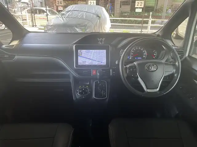 トヨタ ヴォクシー ZS 大阪府 2014(平26)年 7.1万km ホワイトパールクリスタルシャイン トヨタ純正メモリナビ/・Bluetooth/・バックカメラ/・フルセグTV/・CD・DVD/フリップダウンモニター/トヨタ純正16インチアルミホイール/両側パワースライドドア/LEDヘッドライト/トヨタ純正フロアマット/ビルトインETC/ワンオーナー/新車保証書/取扱説明書