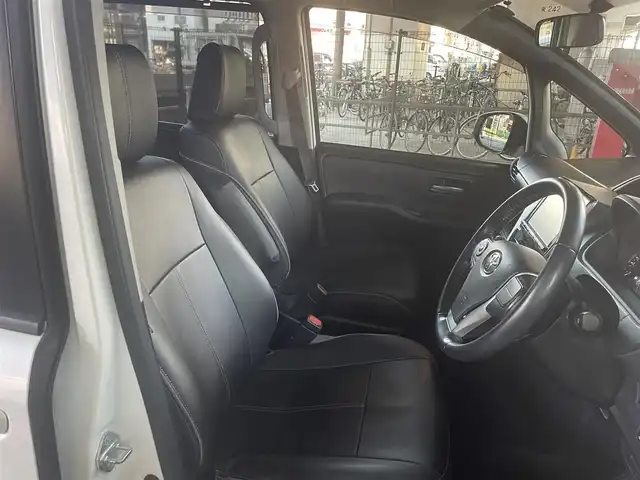トヨタ ヴォクシー ZS 大阪府 2014(平26)年 7.1万km ホワイトパールクリスタルシャイン トヨタ純正メモリナビ/・Bluetooth/・バックカメラ/・フルセグTV/・CD・DVD/フリップダウンモニター/トヨタ純正16インチアルミホイール/両側パワースライドドア/LEDヘッドライト/トヨタ純正フロアマット/ビルトインETC/ワンオーナー/新車保証書/取扱説明書