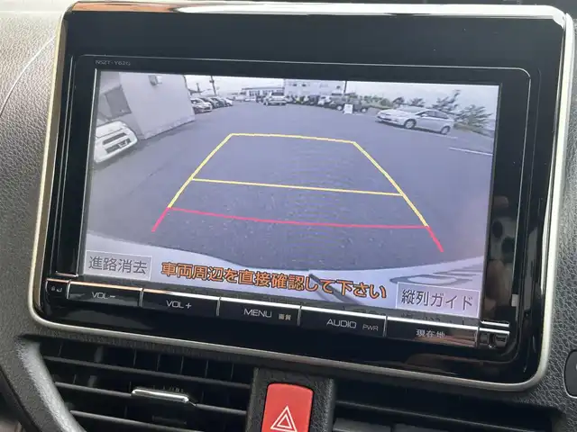 トヨタ ヴォクシー ZS 福島県 2014(平26)年 7.1万km ホワイトパールクリスタルシャイン 純正ナビゲーション/型番：NSZT-Y62G/【CD/DVD/SD/BT/TV】/バックカメラ/フリップダウンモニター/ビルトインETC/両側パワースライドドア/LEDオートライト/プッシュスタート/シートカバー/リアドアシェード/純正フロアマット/純正ドアバイザー