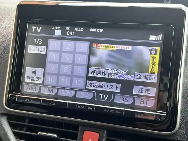 トヨタ ヴォクシー ZS 福島県 2014(平26)年 7.1万km ホワイトパールクリスタルシャイン 純正ナビゲーション/型番：NSZT-Y62G/【CD/DVD/SD/BT/TV】/バックカメラ/フリップダウンモニター/ビルトインETC/両側パワースライドドア/LEDオートライト/プッシュスタート/シートカバー/リアドアシェード/純正フロアマット/純正ドアバイザー