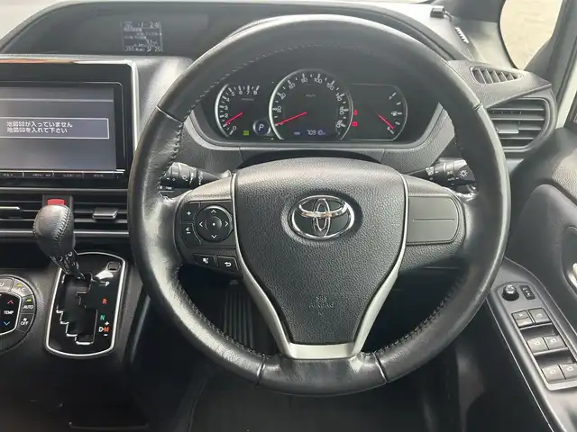 トヨタ ヴォクシー ZS 福島県 2014(平26)年 7.1万km ホワイトパールクリスタルシャイン 純正ナビゲーション/型番：NSZT-Y62G/【CD/DVD/SD/BT/TV】/バックカメラ/フリップダウンモニター/ビルトインETC/両側パワースライドドア/LEDオートライト/プッシュスタート/シートカバー/リアドアシェード/純正フロアマット/純正ドアバイザー