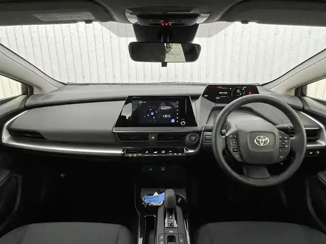 トヨタ プリウス U 滋賀県 2023(令5)年 0.6万km アティチュードブラックマイカ 純正ディスプレイオーディオ/・AM/FM/・Bluetooth/・フルセグTV/・Miracast/バックカメラ/ステアリングスイッチ/USB充電(Cタイプ)/ビルトインETC/AC100V/プリクラッシュセーフティ/レーンディパーチャーアラート/プロアクティブドライビングアシスト/クリアランスソナー/パーキングサポートブレーキ/ロードサインアシスト/発進遅れ告知/レーダークルーズコントロール/オートハイビーム/オートヘッドライト/LEDヘッドライト/オートリトラミラー/スマートキー