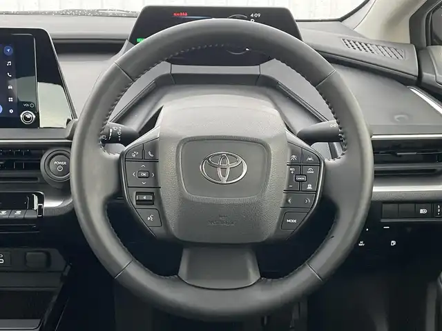 トヨタ プリウス U 滋賀県 2023(令5)年 0.6万km アティチュードブラックマイカ 純正ディスプレイオーディオ/・AM/FM/・Bluetooth/・フルセグTV/・Miracast/バックカメラ/ステアリングスイッチ/USB充電(Cタイプ)/ビルトインETC/AC100V/プリクラッシュセーフティ/レーンディパーチャーアラート/プロアクティブドライビングアシスト/クリアランスソナー/パーキングサポートブレーキ/ロードサインアシスト/発進遅れ告知/レーダークルーズコントロール/オートハイビーム/オートヘッドライト/LEDヘッドライト/オートリトラミラー/スマートキー
