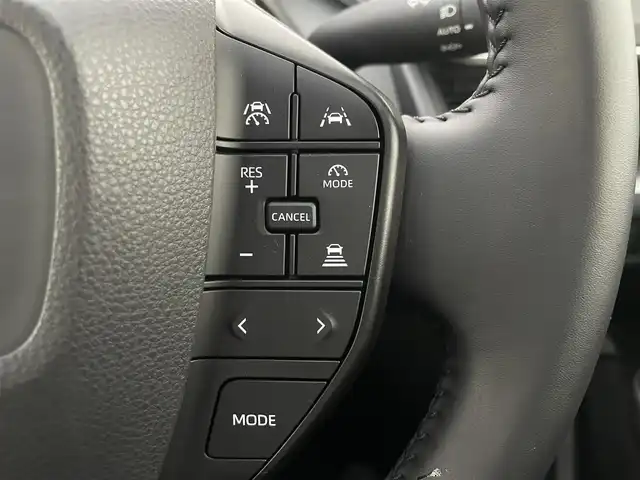 トヨタ プリウス U 滋賀県 2023(令5)年 0.6万km アティチュードブラックマイカ 純正ディスプレイオーディオ/・AM/FM/・Bluetooth/・フルセグTV/・Miracast/バックカメラ/ステアリングスイッチ/USB充電(Cタイプ)/ビルトインETC/AC100V/プリクラッシュセーフティ/レーンディパーチャーアラート/プロアクティブドライビングアシスト/クリアランスソナー/パーキングサポートブレーキ/ロードサインアシスト/発進遅れ告知/レーダークルーズコントロール/オートハイビーム/オートヘッドライト/LEDヘッドライト/オートリトラミラー/スマートキー