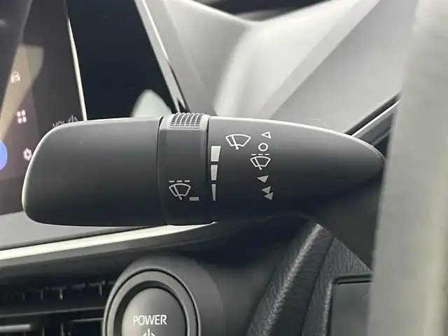 トヨタ プリウス U 滋賀県 2023(令5)年 0.6万km アティチュードブラックマイカ 純正ディスプレイオーディオ/・AM/FM/・Bluetooth/・フルセグTV/・Miracast/バックカメラ/ステアリングスイッチ/USB充電(Cタイプ)/ビルトインETC/AC100V/プリクラッシュセーフティ/レーンディパーチャーアラート/プロアクティブドライビングアシスト/クリアランスソナー/パーキングサポートブレーキ/ロードサインアシスト/発進遅れ告知/レーダークルーズコントロール/オートハイビーム/オートヘッドライト/LEDヘッドライト/オートリトラミラー/スマートキー